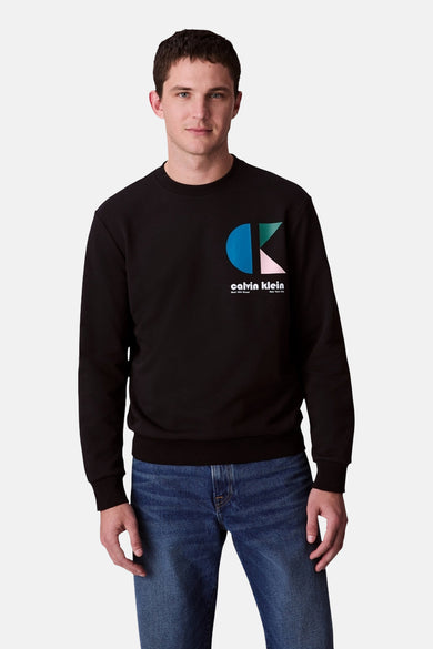 Gilet noir à col rond de Calvin Klein, avec un logo graphique coloré sur la poitrine.