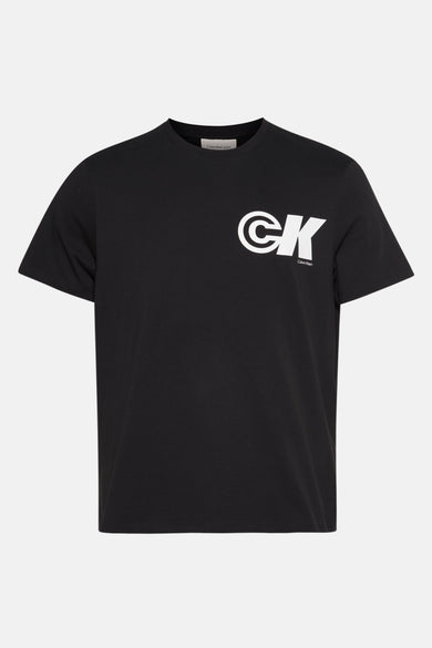 T-shirt noir à manches courtes de Calvin Klein, avec un grand logo 'CK' blanc sur la devanture.