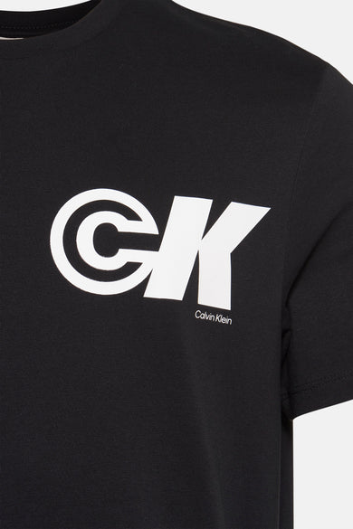 T-shirt noir de Calvin Klein, avec un grand logo CK blanc sur la poitrine.