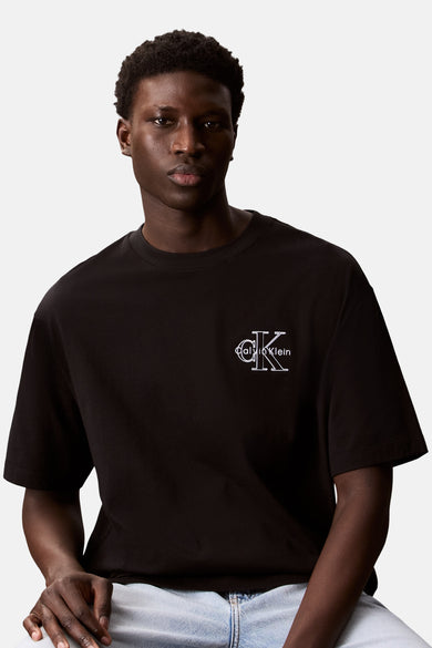 T-shirt noir à manches courtes de Calvin Klein, avec logo blanc sur la poitrine.