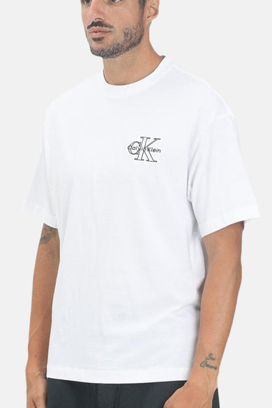 T-shirt blanc à manches courtes de Calvin Klein, avec un petit logo sur la poitrine.
