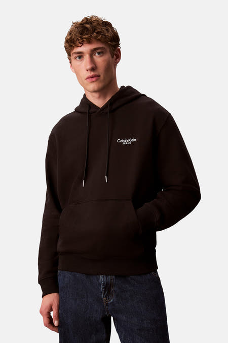 Gilet noir de Calvin Klein Jeans, dos, avec le nom de la marque blanc sur le dos.