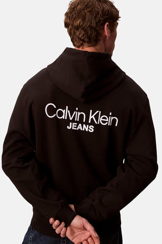 Zwarte sweater met kap van Calvin Klein Jeans, rugzijde, met witte merknaam op de rug.