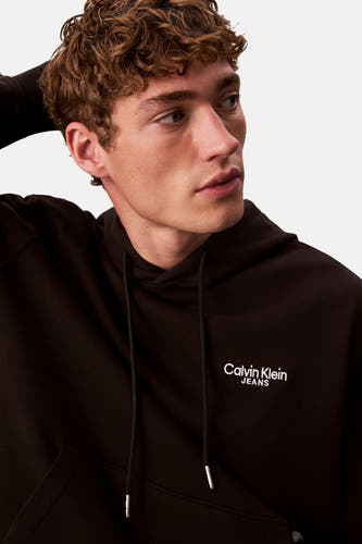 Gilet noir de Calvin Klein Jeans avec capuche, cordons et poche à l'avant.