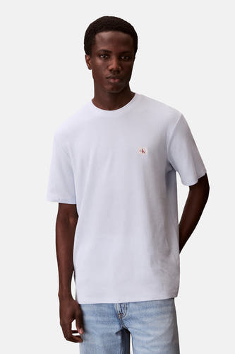 T-shirt bleu à manches courtes de Calvin Klein, avec un logo subtil sur la poitrine.