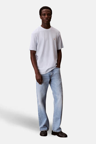 T-shirt bleu à manches courtes de Calvin Klein, avec un motif texturé et un petit logo sur la poitrine.