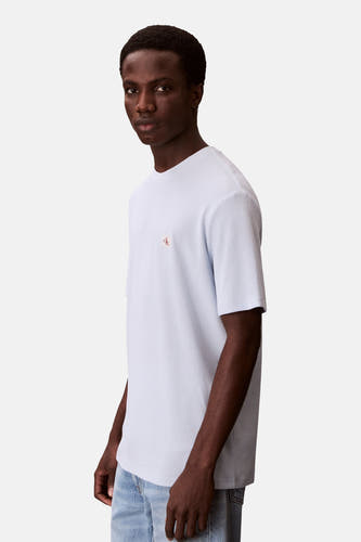 T-shirt bleu à manches courtes de Calvin Klein, avec un fin motif rayé et un logo discret sur la poitrine.