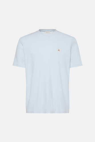 T-shirt bleu à manches courtes de Calvin Klein, avec une subtile texture rayée et un patch logo.