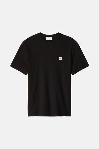 T-shirt noir à manches courtes de Calvin Klein, avec un fin motif rayé et un petit logo sur la poitrine.