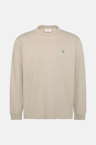T-shirt beige à longues manches de Calvin Klein Jeans, avec petit logo sur la poitrine.