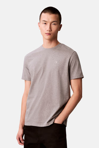 T-shirt gris à manches courtes de Calvin Klein, avec un petit logo sur la poitrine.