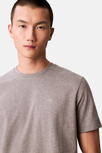 Grijs T-shirt met korte mouwen van Calvin Klein, met een klein logo op de borst.