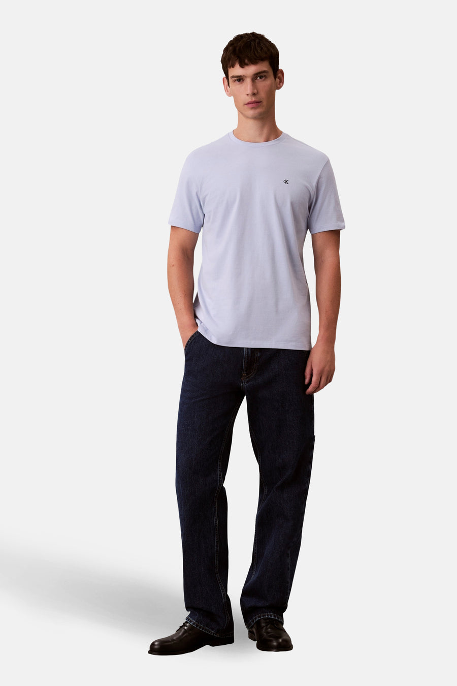 Blauw T-shirt met korte mouwen van Calvin Klein, gedragen met donkere jeans en zwarte schoenen.