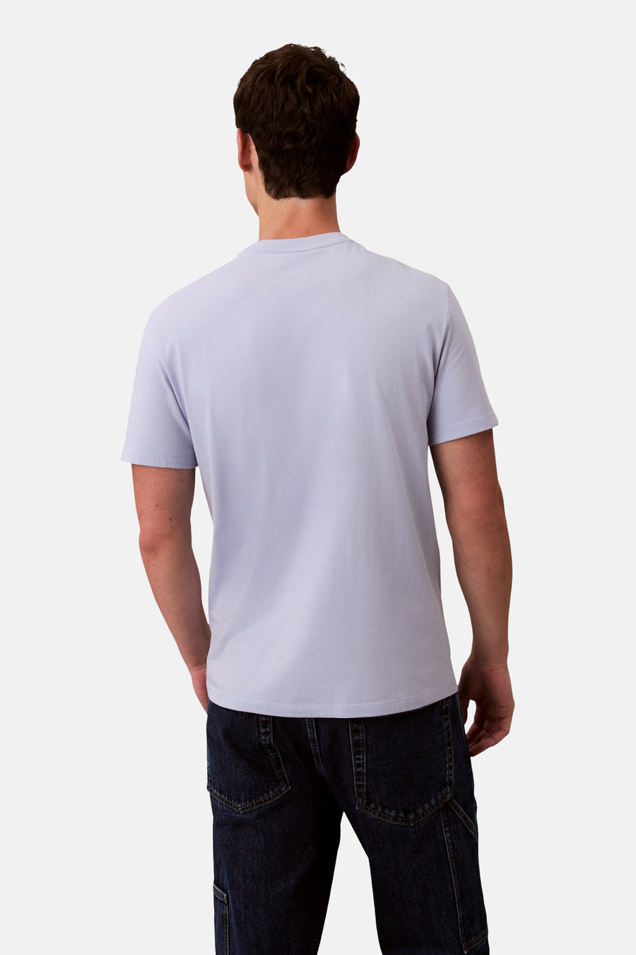 Blauw T-shirt met korte mouwen van Calvin Klein, rugaanzicht, gedragen met een donkere jeans.
