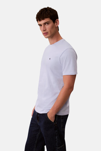 Blauw T-shirt met korte mouwen van Calvin Klein, gedragen met donkere jeans.