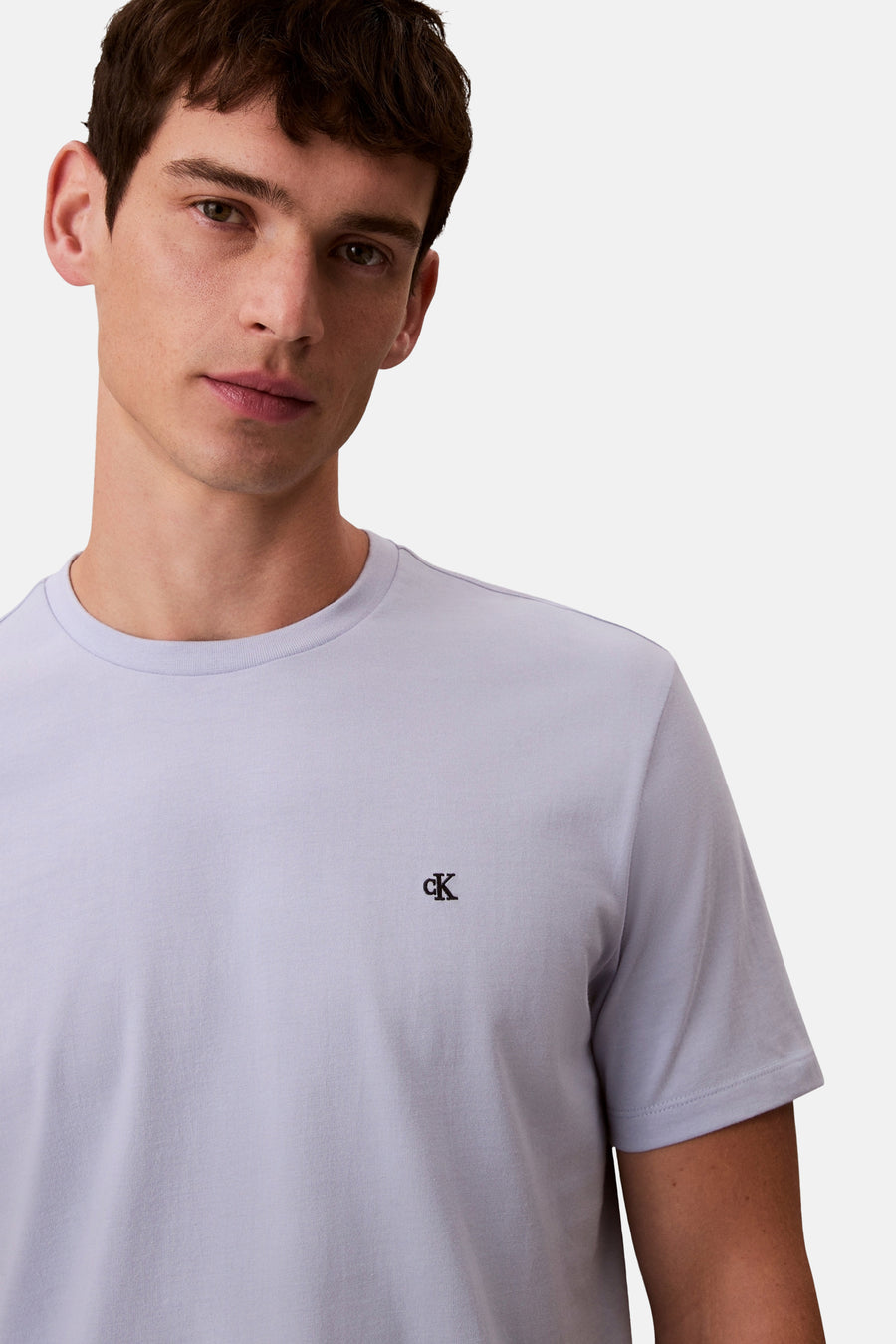 Blauw T-shirt met korte mouwen van Calvin Klein, met een klein logo op de borst.
