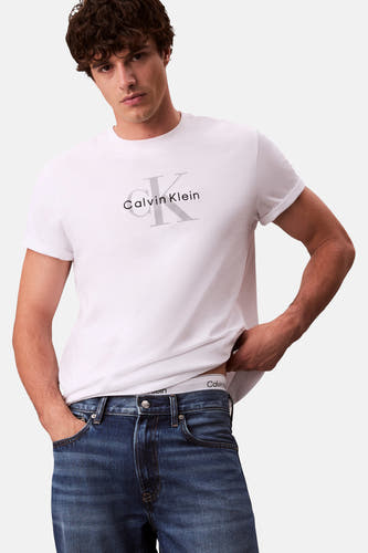 Jean bleu droit Calvin Klein, avec une taille mi-haute et une ceinture de sous-vêtement visible.