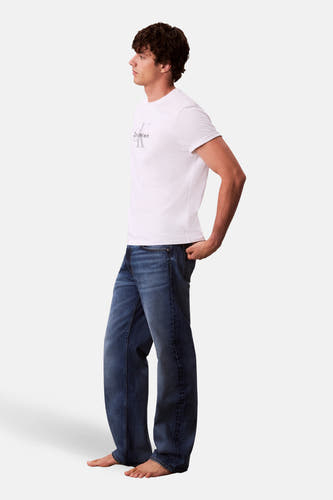 Jean droit en denim bleu de Calvin Klein, avec un style décontracté et sans chaussures.