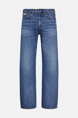 Jean droit en denim bleu de Calvin Klein, avec poches classiques et coutures subtiles.