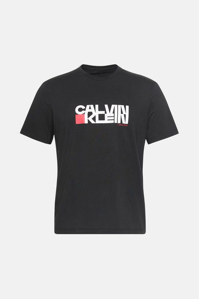 T-shirt noir à manches courtes de Calvin Klein, avec logo blanc et détail rouge.