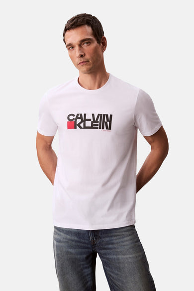 T-shirt blanc à manches courtes de Calvin Klein, porté avec un jean bleu.