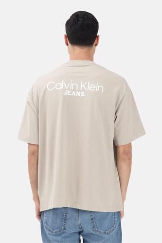 Beige T-shirt met korte mouwen van Calvin Klein Jeans, met witte merklogo op de rug.