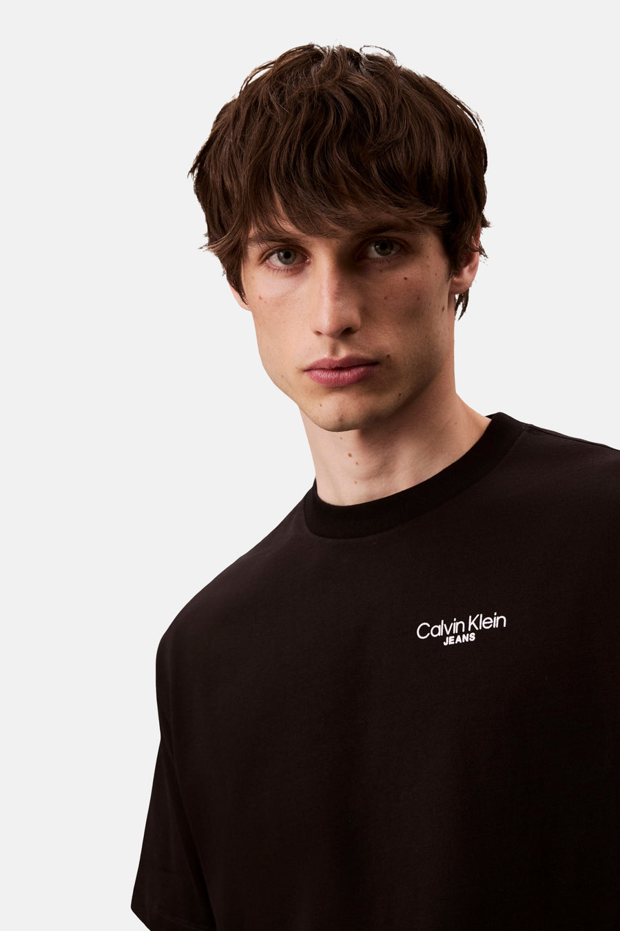 Zwart T-shirt met korte mouwen van Calvin Klein Jeans, close-up vooraanzicht.