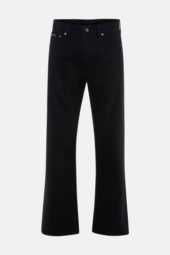 Jean droit en denim noir de Calvin Klein, avec un patch logo et une fermeture à boutons sur le devant.