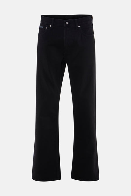 Jean droit en denim noir de Calvin Klein, avec un patch logo et une fermeture à boutons sur le devant.