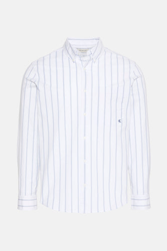 Wit overhemd met blauwe strepen.