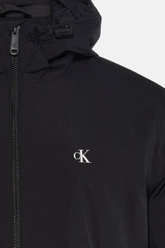 Manteau de pluie noir Calvin Klein, avec capuche et logo CK.