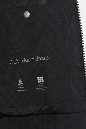 Manteau de pluie noir de Calvin Klein Jeans avec propriétés déperlantes et coupe-vent, détails du logo de la marque et fermeture éclair.