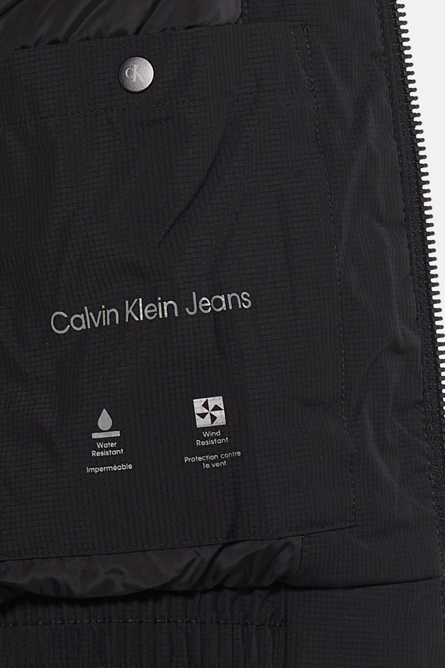 Manteau de pluie noir de Calvin Klein Jeans avec propriétés déperlantes et coupe-vent, détails du logo de la marque et fermeture éclair.
