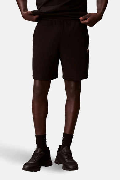 Short noir de Calvin Klein, porté avec des chaussettes noires et des sneakers assorties.