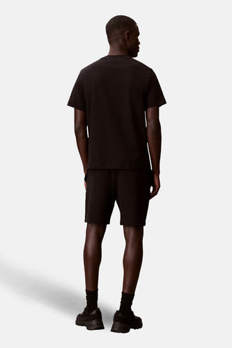 Short noir de Calvin Klein, vu de lrièrerière combiné avec un T-shirt-shirt-shirt des ch no no et des etires noires.