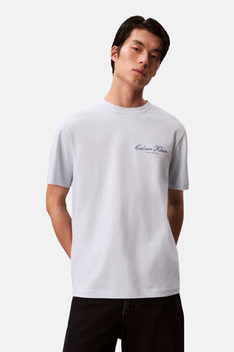 T-shirt bleu à manches courtes de Calvin Klein, avec un petit logo sur la poitrine et un design uni.