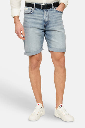 Short en jean denim bleu clair Calvin Klein avec ourlets retroussés et étiquette de marque.