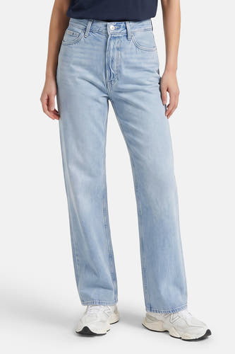 Lichtblauwe straight jeans van Calvin Klein, met gewassen denimlook, zichtbare zakken en klassieke vorm, gedragen met witte sneakers.