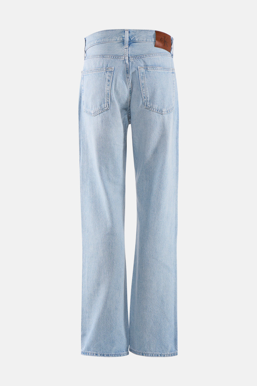 Lichtblauwe straight jeans van Calvin Klein, achterzijde met bruin label en klassieke zakken, strakke denimtextuur