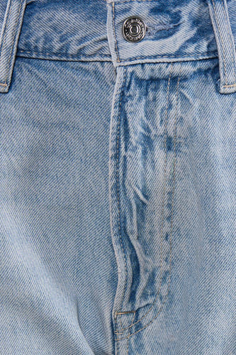 Lichtblauwe straight jeans van Calvin Klein met gewassen denim, zichtbare naad en metalen knoop, close-up voorzijde