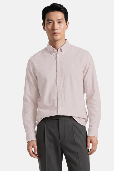 Ecru overhemd van Calvin Klein, lange mouwen, knoopsluiting, klein logo op borst, gestreept patroon, front view, model draagt donkere broek