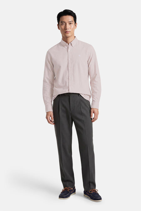 Ecru overhemd met lange mouwen van Calvin Klein, gestikt logo, gestreept textuur, front view, gedragen met donkergrijze broek en blauwe schoenen