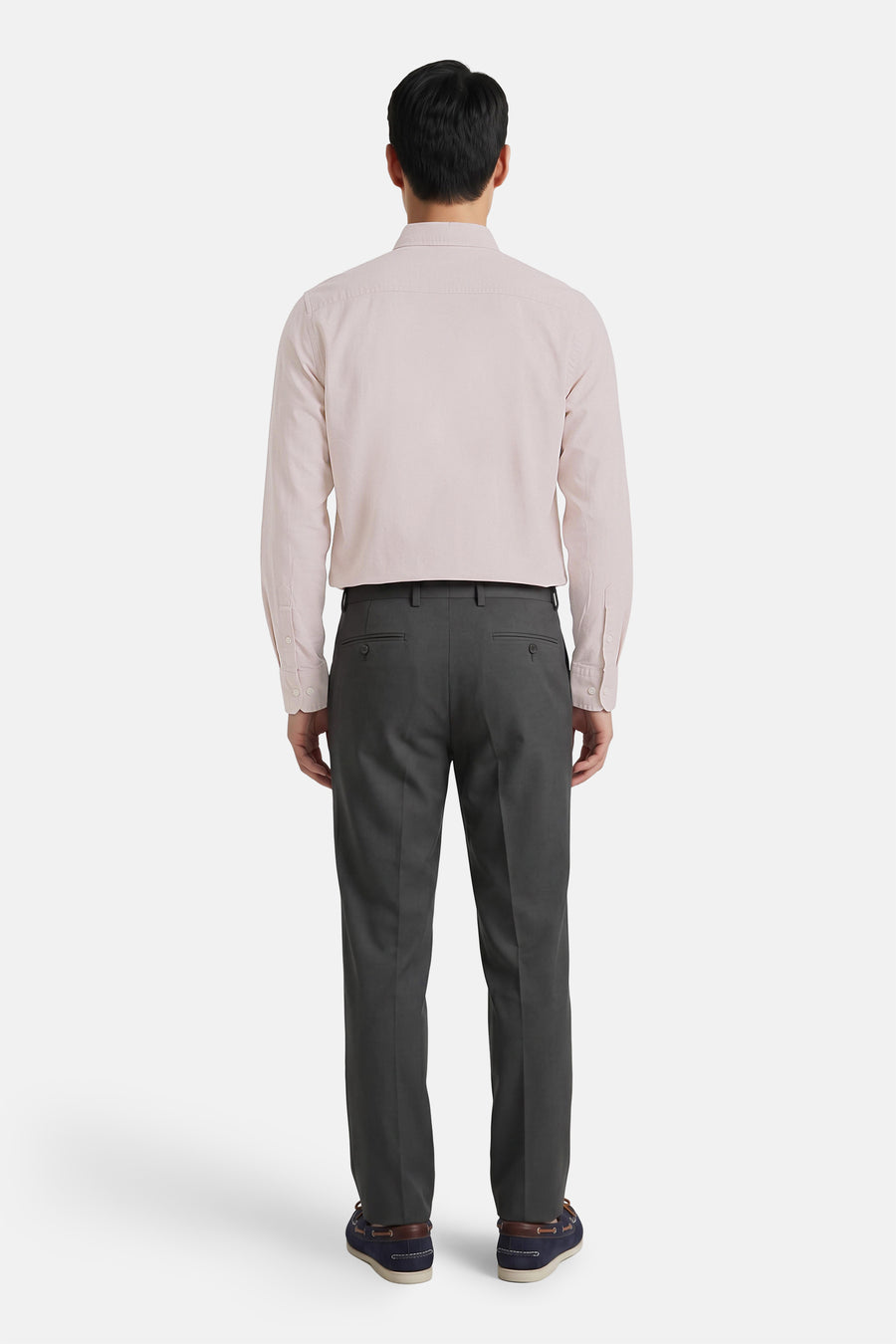 Ecru overhemd van Calvin Klein, achterkant, lange mouwen, gestikt, gecombineerd met grijze broek en blauwe schoenen