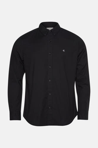Noir, chemise à manches longues de Calvin Klein, avec une fermeture à boutons et un logo subtil sur la poitrine.