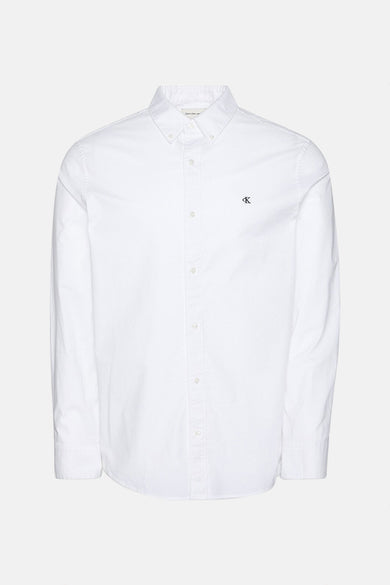 Chemise blanche à manches longues de Calvin Klein, avec un petit logo sur la poitrine.