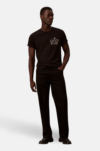 T-shirt noir à manches courtes de Calvin Klein, avec un logo vintage sur la poitrine.