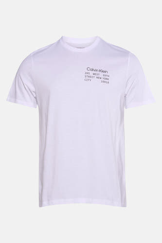 T-shirt blanc à manches courtes de Calvin Klein, avec un texte imprimé sur la poitrine.