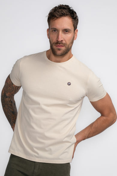 T-shirt écru à manches courtes de Petrol Industries, avec un petit logo sur la poitrine.