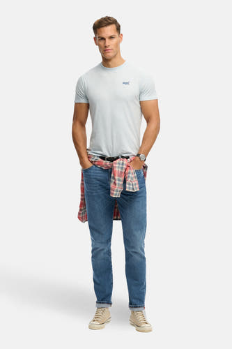 Lichtblauwe korte mouwen T-shirt van SUPERDRY met klein logo op borst, gedragen met jeans en geruit overhemd in taille, front view