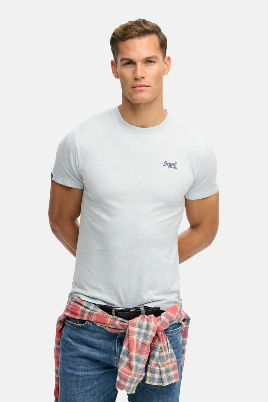 Lichtblauwe korte mouwen T-shirt van SUPERDRY met klein logo op borst, gedragen met geruit overhemd om taille, front view